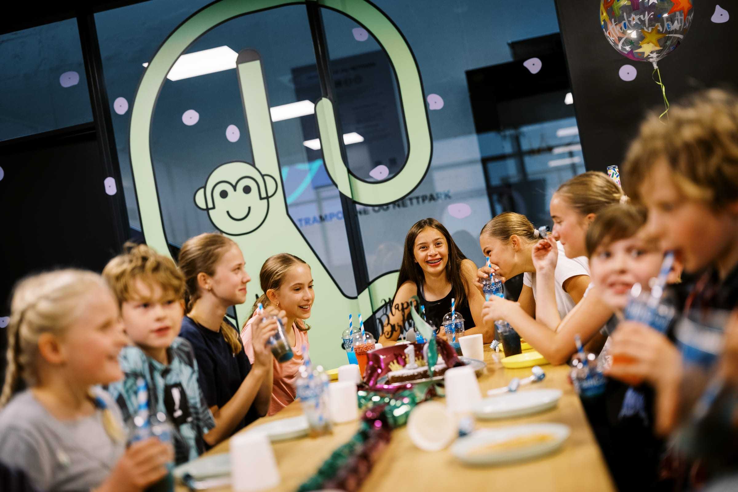 Bursdagsgjeng i action i hallen på Playground