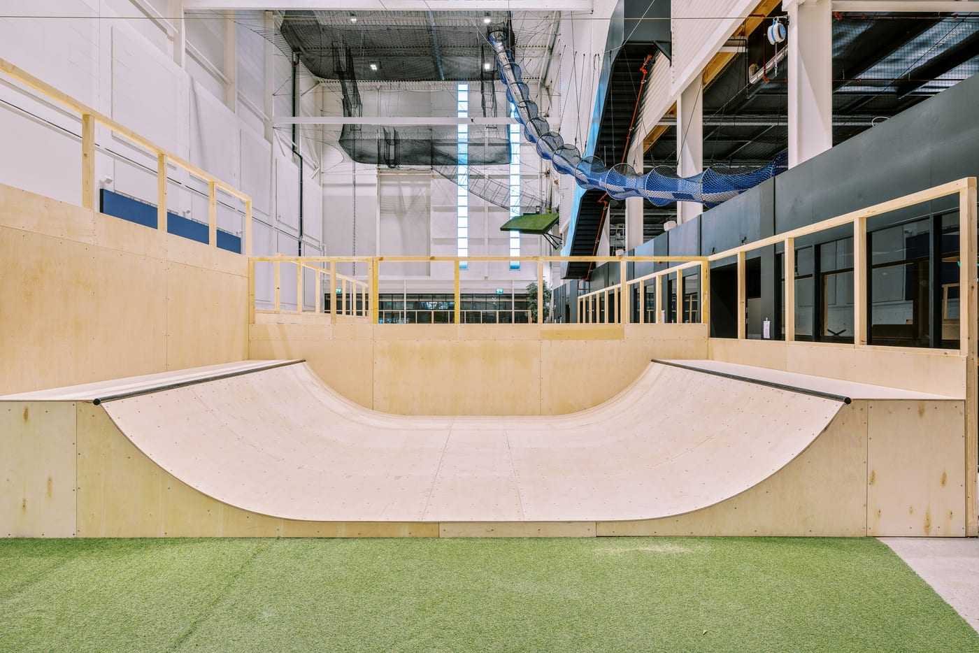 Oversikt over skateparken med ramper