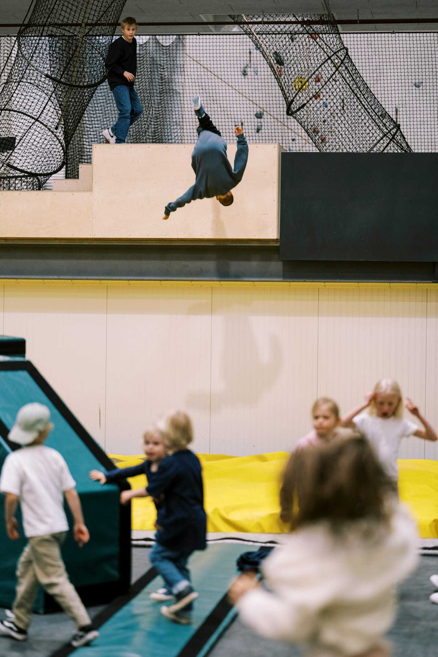 Barn i akrobatiske hopp i trampolineparken