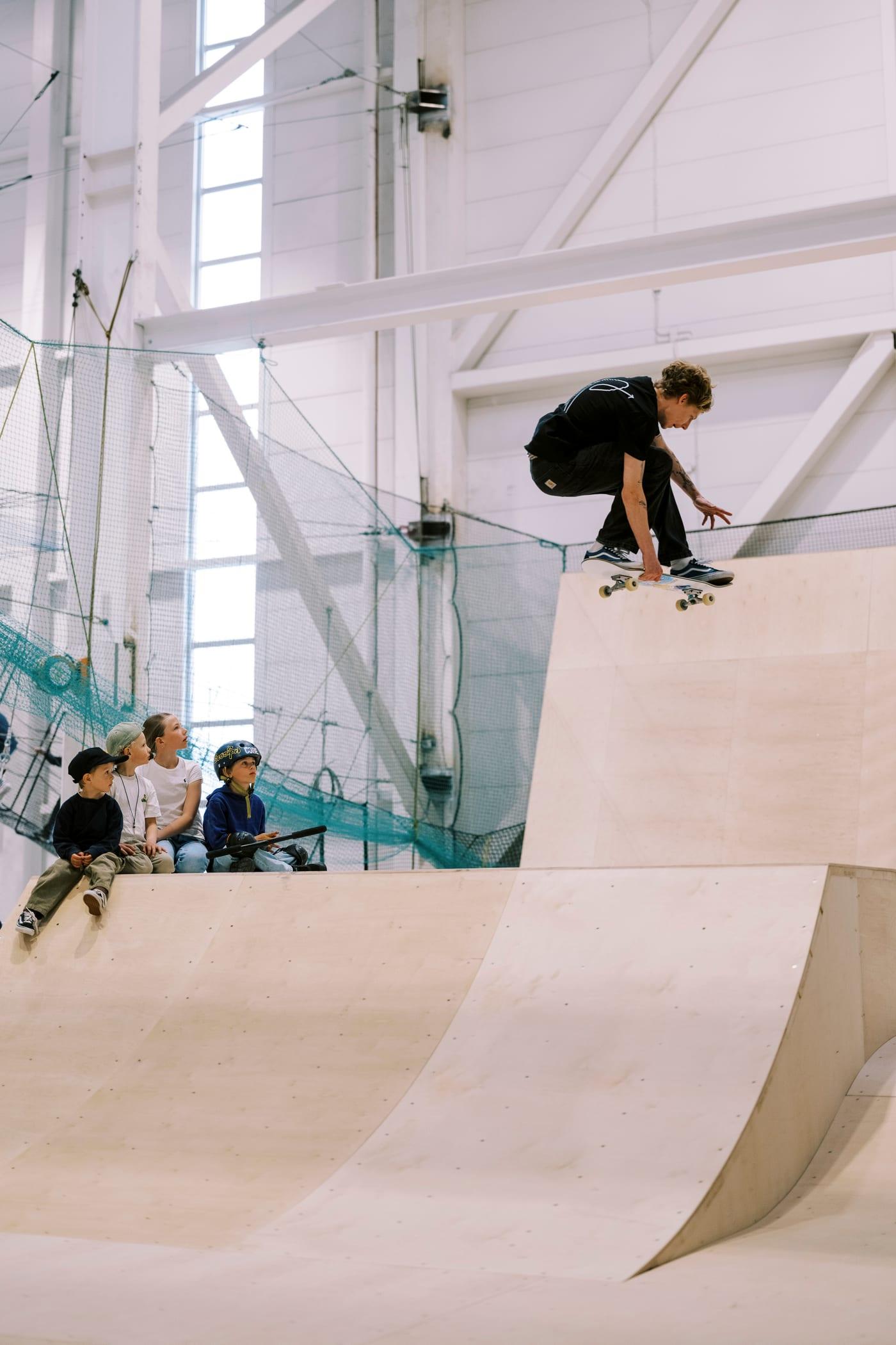 Ungdom med skateboard i skateparken