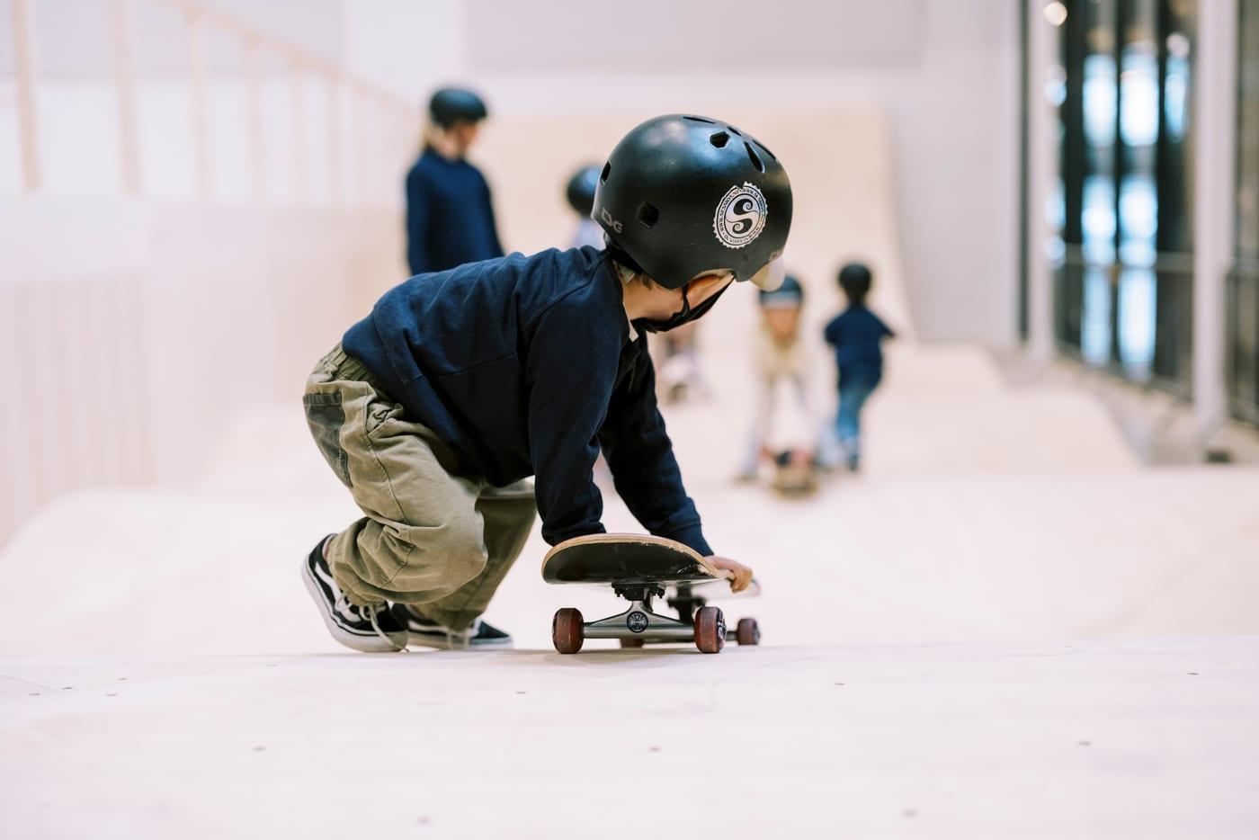 Skatepark med ramper og bowl