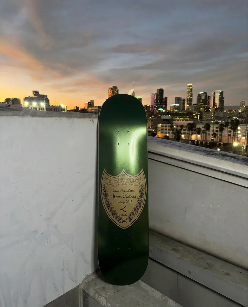 DOM P FOIL — Roar Kolnes' pro-model skateboard i grønn foil med gull-emblem