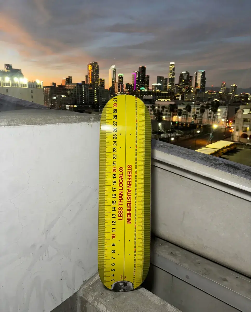 STRESSY DOO — Steffen Austerheims pro-model skateboard med gul linjal-grafikk