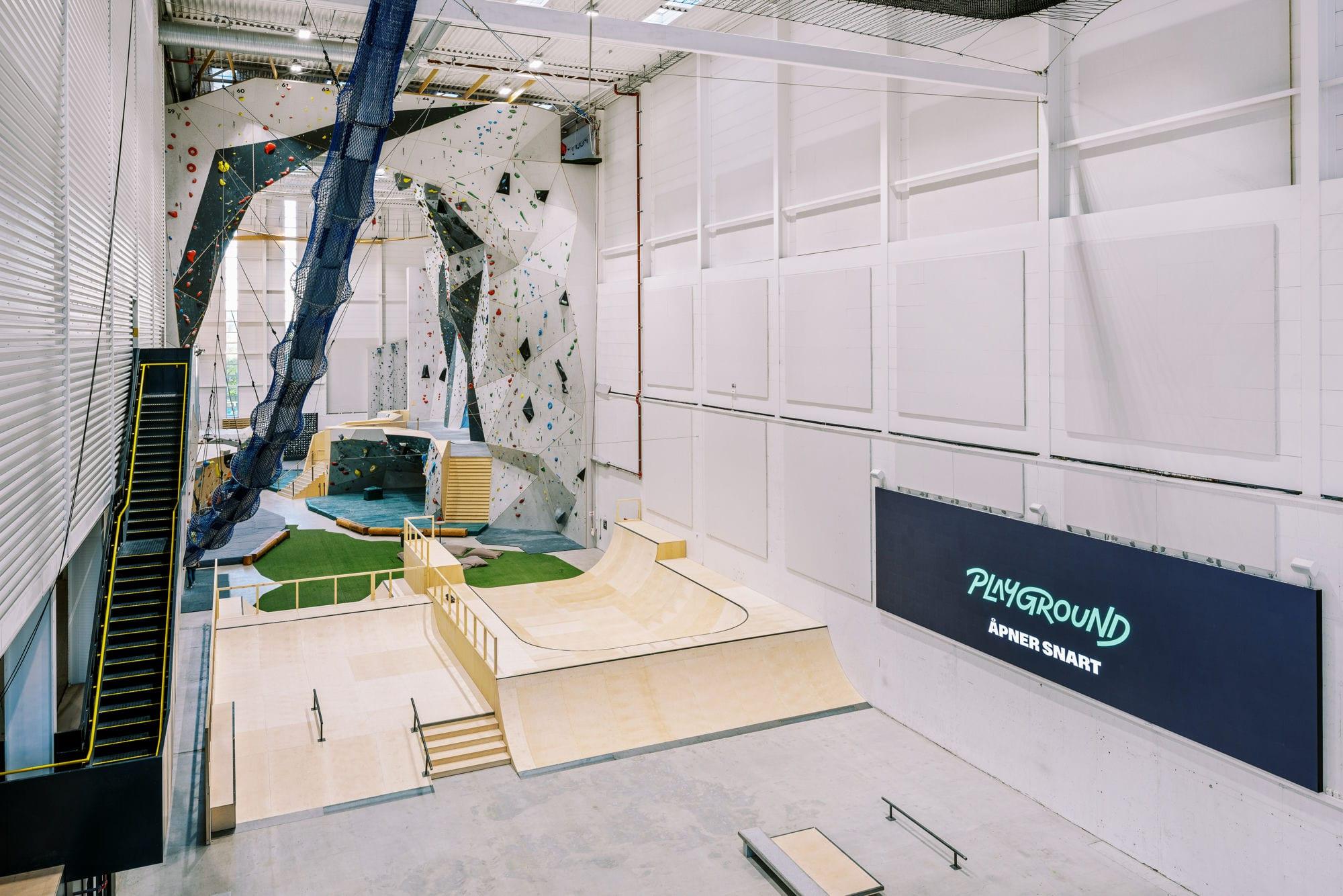 Overview of the hall with climbing walls, skate ramps and the net park under the roof