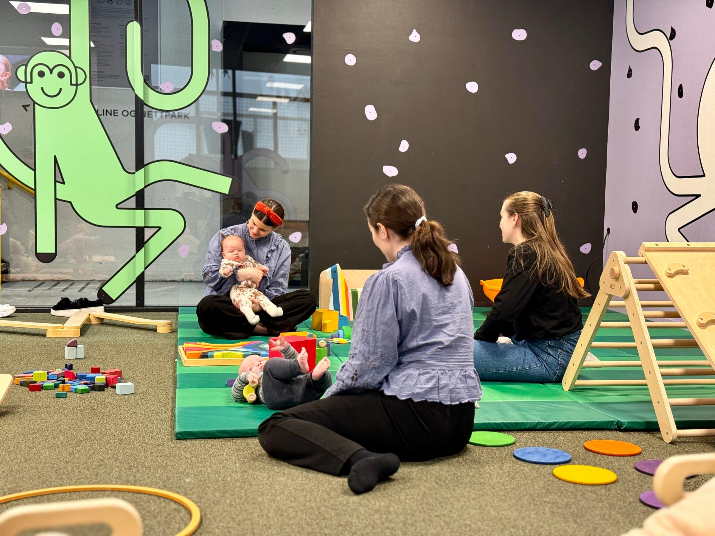 Lite barn leker på myke matter i Mini-Playground-sonen