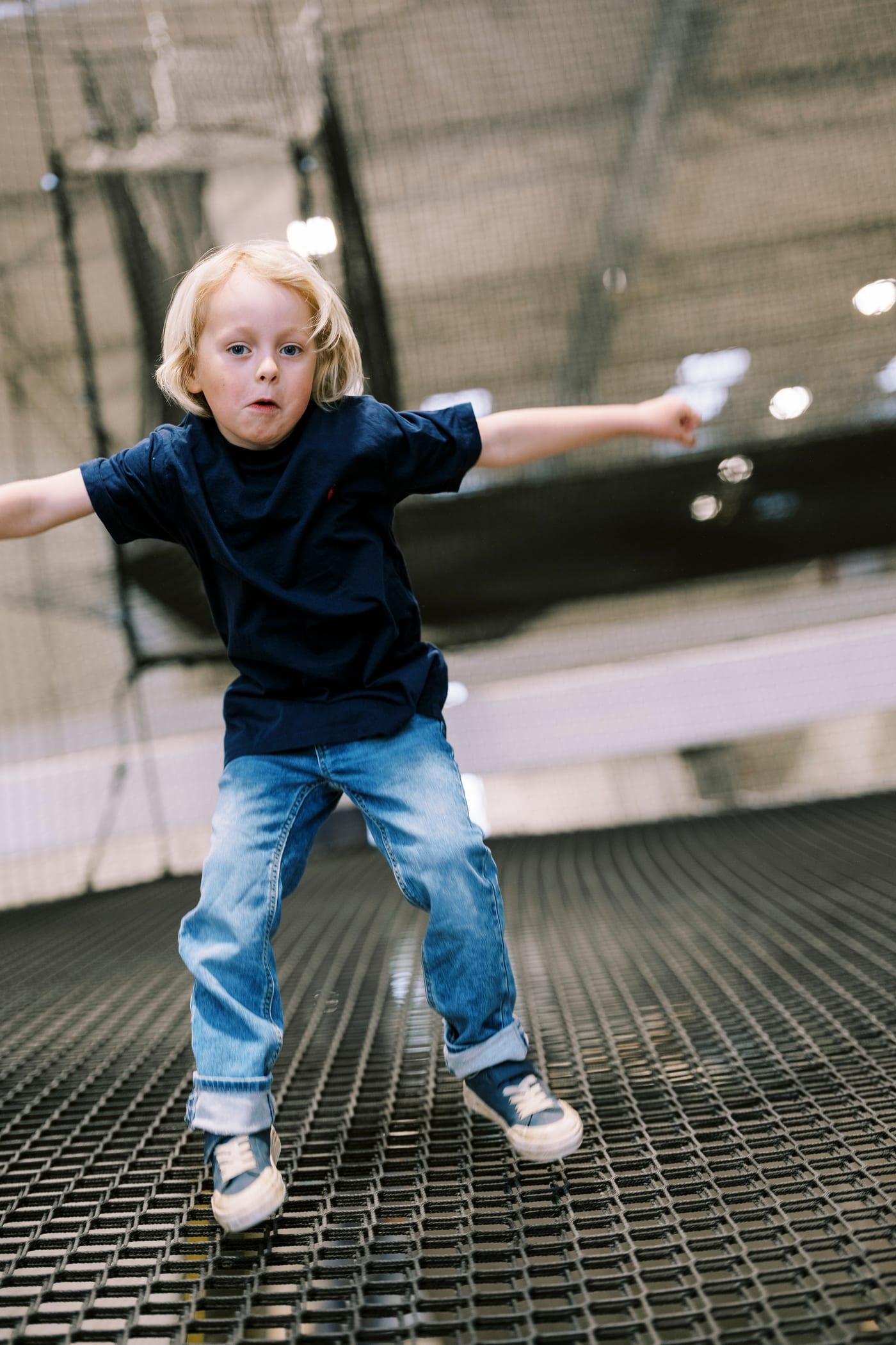 Barn midt i et hopp på trampolinen